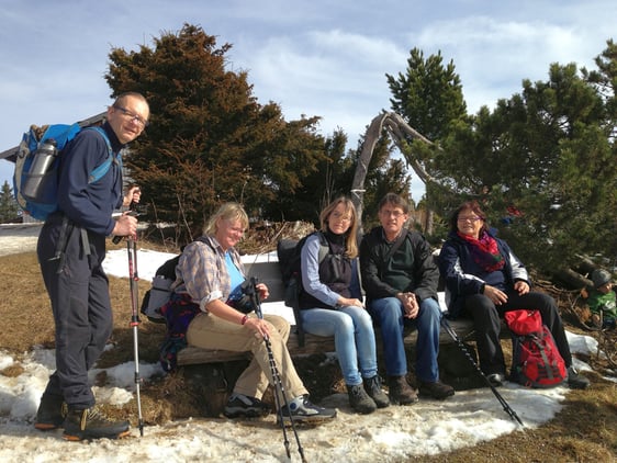 Wandergruppe am Gipfel mit Jürgen Ziegler (links)